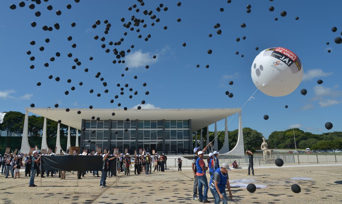 Brasília – No Dia Nacional de Combate ao Trabalho Escravo, ato público em frente ao Supremo Tribunal Federal (STF), lembra 10 anos da Chacina de Unaí (Wilson Dias/Agência Brasil)