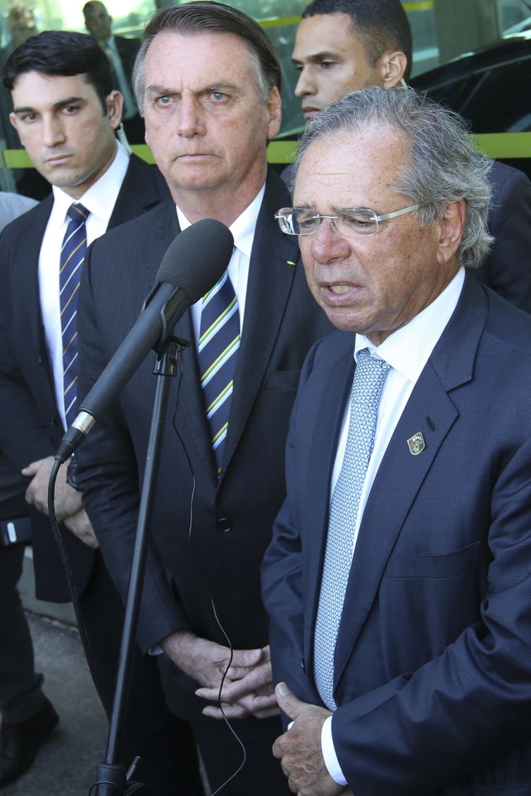 Ao lado do presidente Jair Bolsonaro o ministro da Economia, Paulo Guedes, fala à imprensa após reunião no ministério.