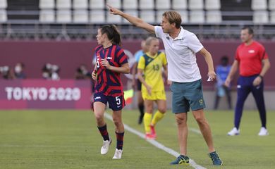 Técnico da seleção feminina de futebol da Austrália, Tony Gustavsson, durante partida contra os Estados Unidos na Olimpíada de Tóquio