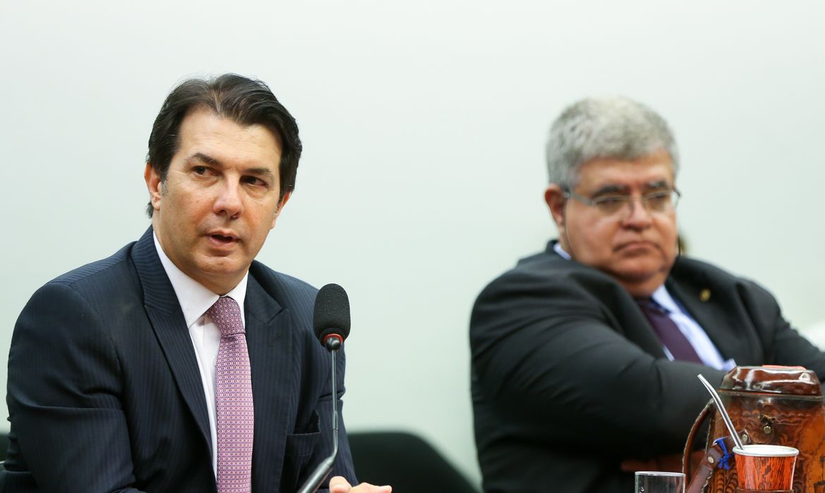 Brasília - Os deputados Arthur Maia e Carlos Marum durante sessão da Comissão Especial que analisa a proposta de emenda à Constituição (PEC) da reforma da Previdência (PEC 287/16) para a leitura do parecer do relator sobre o assunto. (Foto: