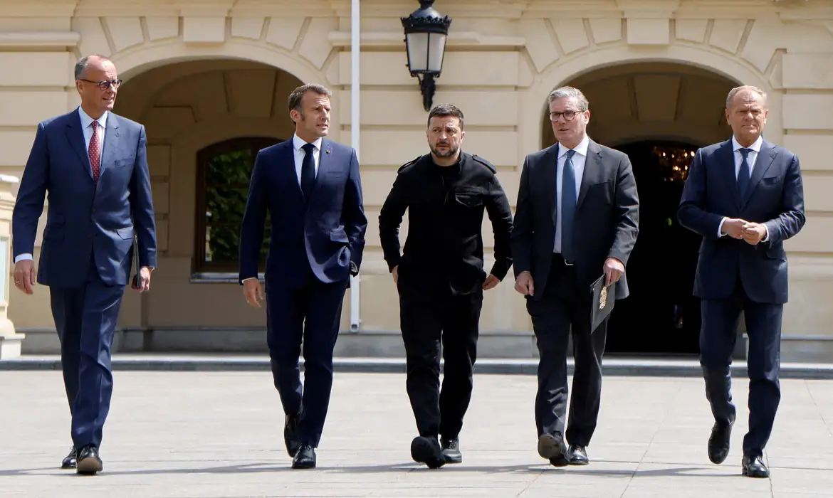 Líderes de Alemanha, França, Ucrânia, Reino Unido e Polônia em Kiev
 10/5/2025   Ludovic Marin/Pool via REUTERS