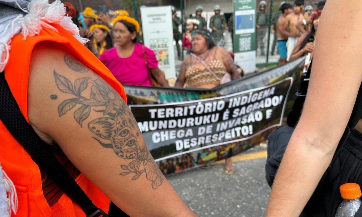 Gabriel Corrêa/Rádio Nacional Brasília (DF) 14/11/2025 – Protesto na entrada principal da COP30.
Foto: Gabriel Corrêa/Rádio Nacional