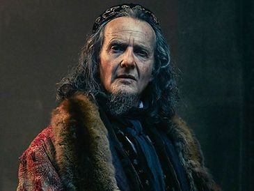 Fagin é interpretado por Anton Lesser