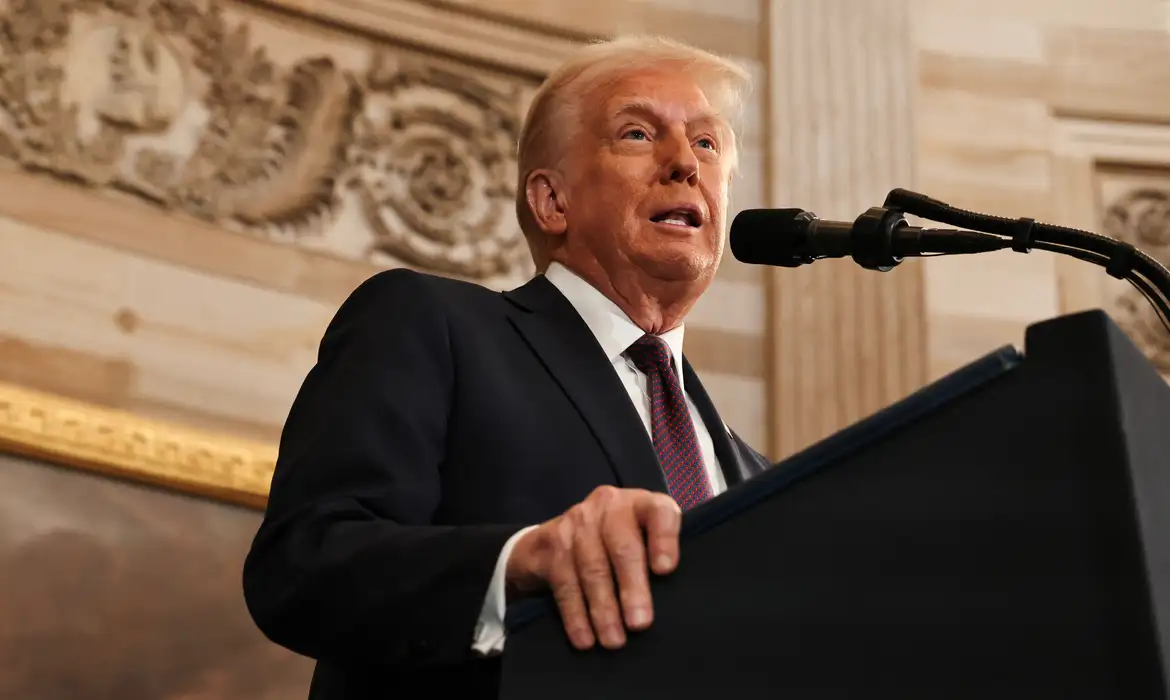 Reuters/Chip Somodevilla/Proibida reprodução WASHINGTON, DC - JANUARY 20: U.S. President Donald Trump speaks during inauguration ceremonies in the Rotunda of the U.S. Capitol on January 20, 2025 in Washington, DC. Donald Trump takes office for his second term as the 47th president of the United States. Reuters/Chip Somodevilla/Proibida reprodução