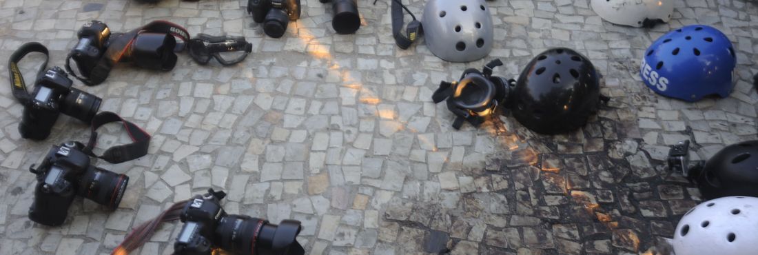 Rio de Janeiro - Repórteres fotográficos, cinematográficos e jornalistas fazem homenagem ao cinegrafista da TV Bandeirantes, Santiago Andrade, no local onde foi atingido por um rojão