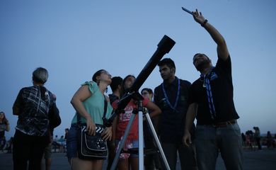 Grupos de visitantes e estudiosos se reúnem no Forte de Copacabana para observar o eclipse total da lua, em que o astro ganha tons avermelhados, conhecido como Lua de Sangue.