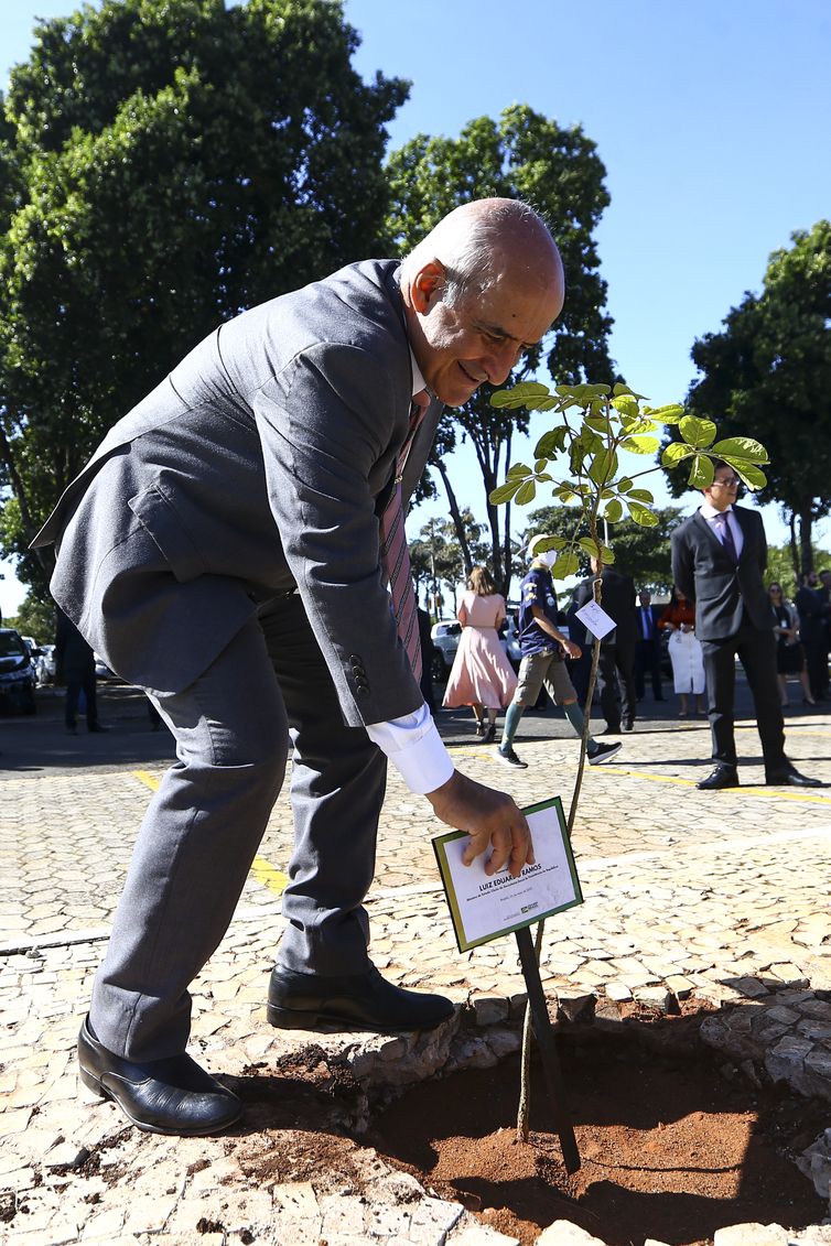 The Minister of the General Secretariat of the Presidency of the Republic (SGPR), Luiz Eduardo Ramos, participates in the symbolic platio of ipês during the launch of the Sustainability Program of the Presidency of the Republic.