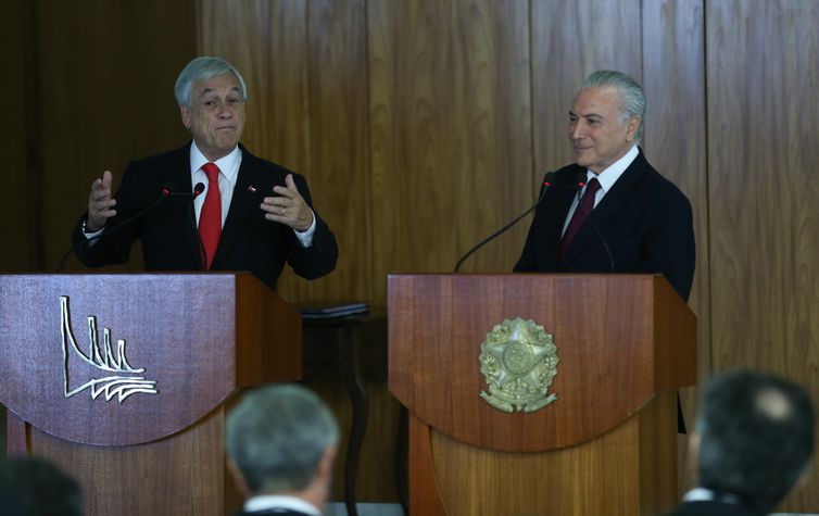 Os presidentes Sebastián Piñera, do Chile e  Michel Temer, do Brasil, falam à imprensa, no Palácio do Planalto