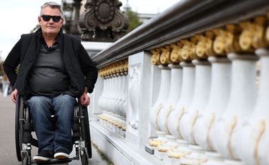 Franck Maille, de 52 anos, testa acessibilidade em Paris 30/8/2023 REUTERS/Stephanie Lecocq