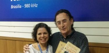 Na foto, o promotor de leitura Maurício Leite e a apresentadora Luiza Inês