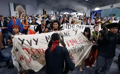 Belém (PA), 21/11/2025 - Indígenas de diferentes origens protestam dentro da Blue Zone da Conferência das Nações Unidas sobre Mudanças Climáticas (COP 30). Foto: Tânia Rêgo/Agência Brasil