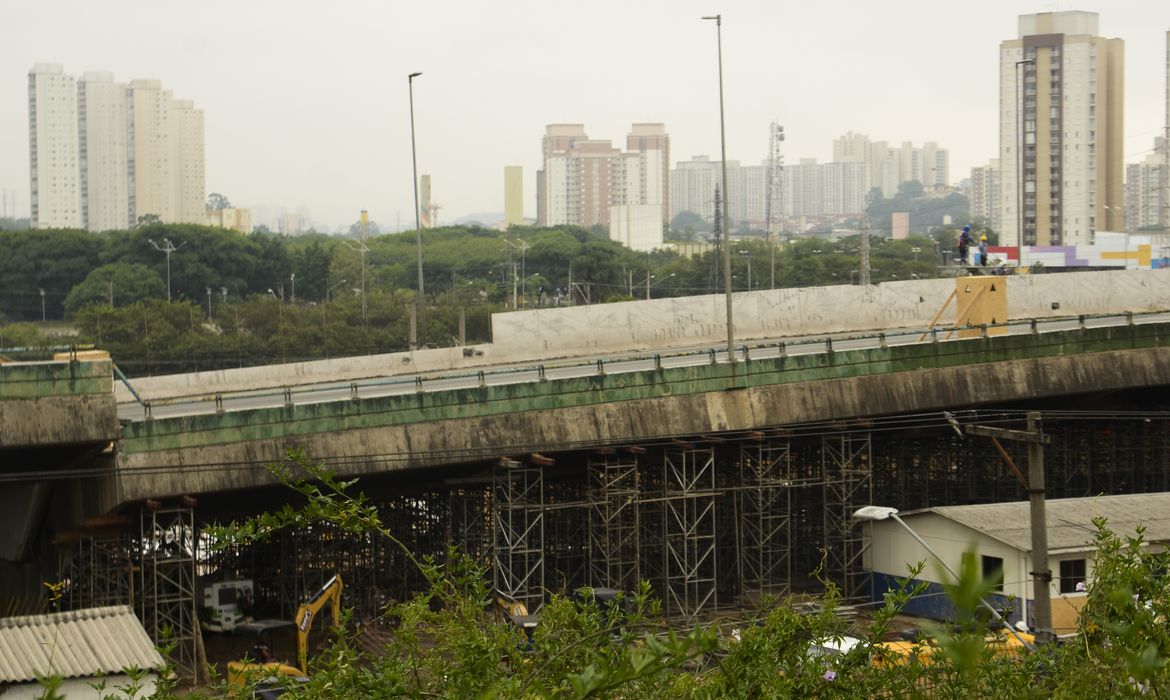 Viaduto que cedeu na pista expressa da Marginal Pinheiros na última quinta-feira (15), na altura do Parque Villa Lobos, zona oeste de São Paulo.
