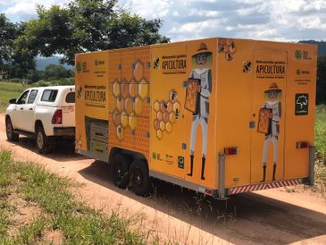 O projeto chamado Super Rainhas, percorre Minas Gerais substituindo as rainhas nas apiculturas, objetivando o melhoramento genético e aumento da produtividade do mel.