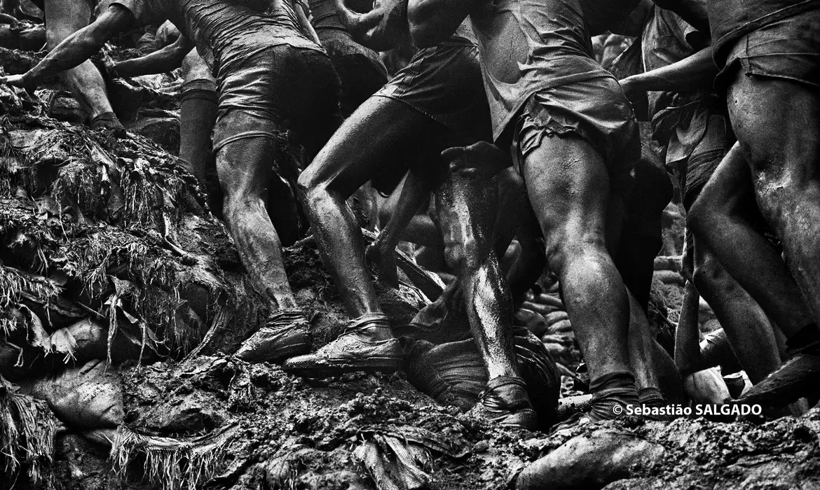 Exposição traz fotografias de Serra Pelada feitas por Sebastião Salgado