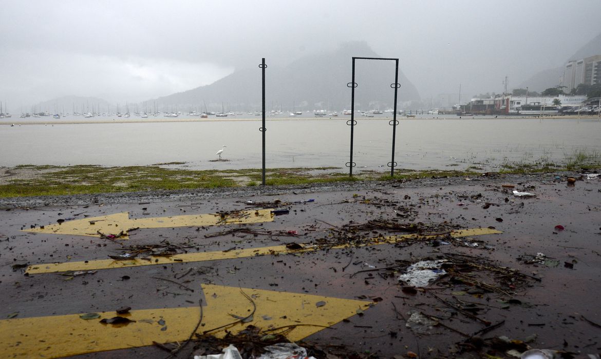 Temporal atinge o Rio de Janeiro causando vários estragos. Na praia de Botafogo, passagem de pedestre é alagada e lixo se espalha pelo calçadão. 