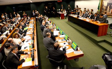 Brasília - A comissão especial da Câmara, que analisa o pedido de impeachment da presidenta Dilma Rousseff,  discute o parecer do relator Jovair Arantes (Fábio Rodrigues Pozzebom/Agência Brasil)