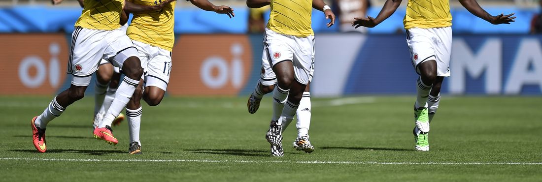 Jogadores colombianos comemoram gol em partida contra a Grécia