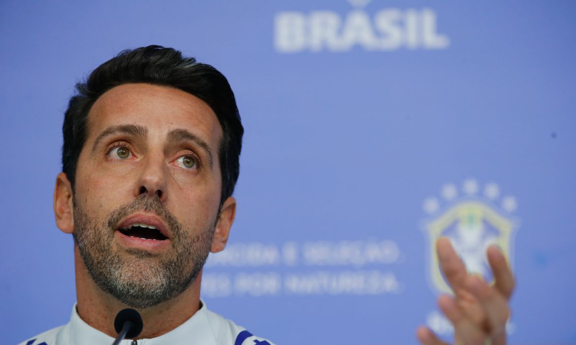 O coordenador técnico da Seleção Brasileira de Futebol, Edu Gaspar, fala à imprensa no centro de treinamento da Confederação Brasileira de Futebol, na Granja Comary, em Teresópolis, Rio de Janeiro.