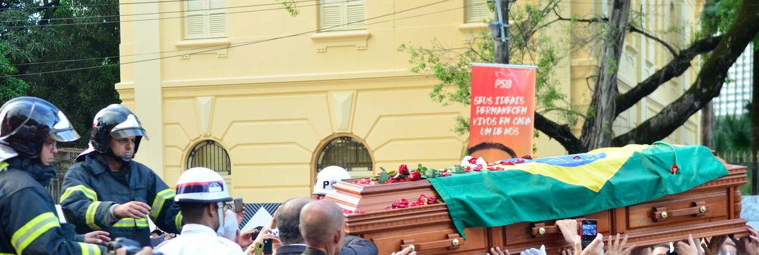 O corpo de Eduardo Campos segue em carro aberto do Corpo de Bombeiros para o Cemitério de Santo Amaro, onde será sepultado
