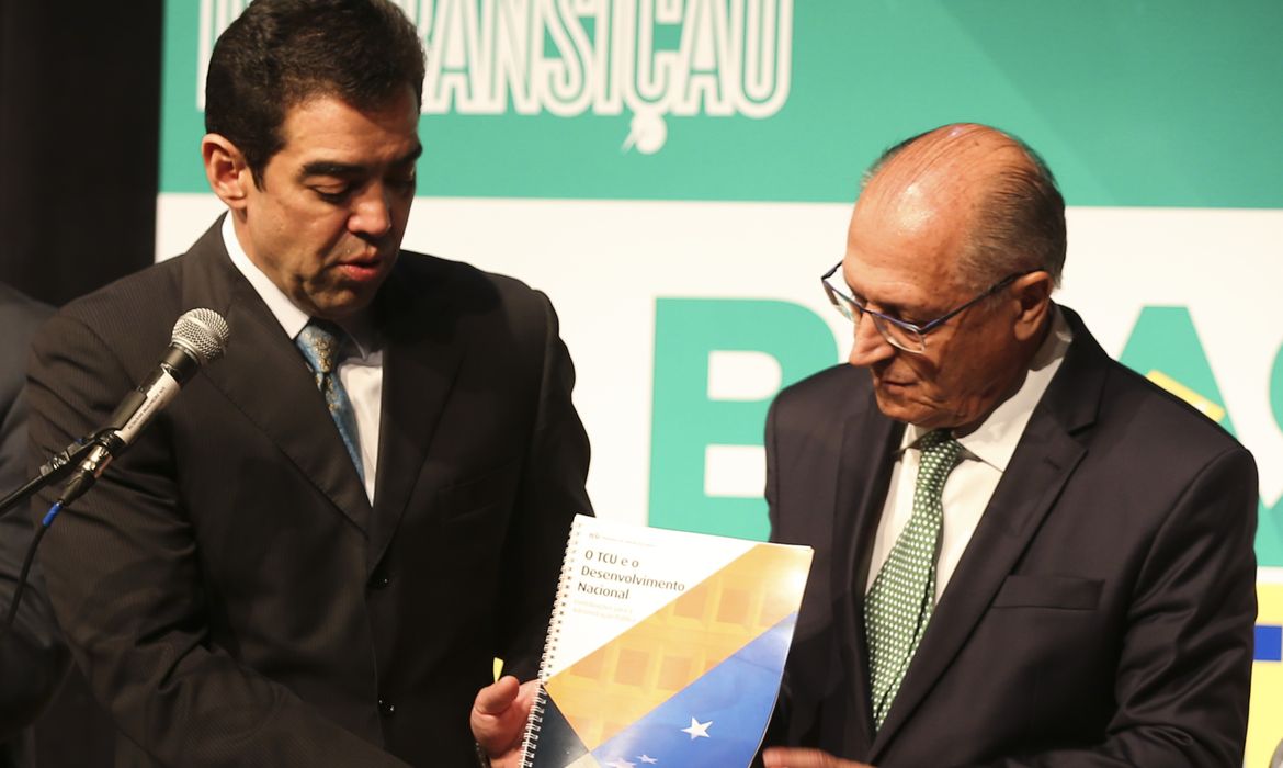 O presidente em exercício do Tribunal de Contas da União (TCU), Bruno Dantas,entrega ao vice-presidente eleito e coordenador, Geraldo Alckmin,  o relatório com informações solicitadas pelo Gabinete de Transição de governo.