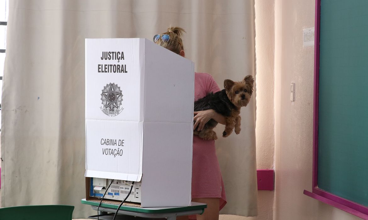 Eleitores votam no segundo turno das eleições para prefeito na Escola Municipal de Ensino Fundamental Celso Leite Ribeiro Filho, na Bela Vista.