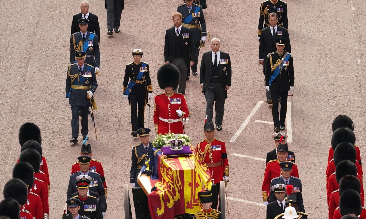 Membros da família real britânica, entre eles o rei Charles 3º e os príncipes William e Harry, acompanham o caixão da rainha Elizabeth 2ª em procissão no centro de Londres. Victoria Jones/Pool via REUTERS
