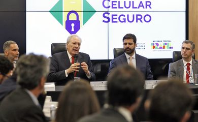 Brasília (DF), 19/12/2024 - O ministro da Justiça Ricardo Lewandowski e o secretário-executivo Manoel Carlos de Almeida durante cerimônia de lançamento do Celular Seguro. Foto: Bruno Peres/Agência Brasil