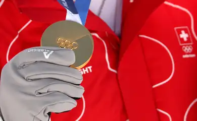 Milano Cortina 2026 Olympics - Alpine Skiing - Men's Downhill Victory Ceremony - Stelvio Ski Centre, Bormio, Italy - February 07, 2026. Gold medallist Franjo von Allmen of Switzerland shows his gold medal as he celebrates on the podium after winning the men's downhill REUTERS/Gintare Karpaviciute