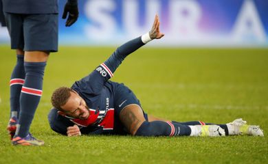 Neymar sente lesão após sofrer entrada dura durante partida entre PSG e Lyon pelo Campeonato Francês