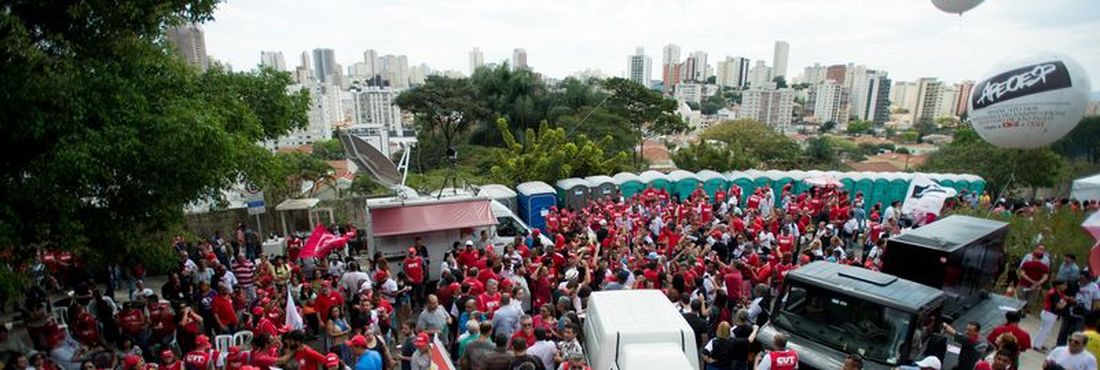 Manifestantes pró-governo se concentram em frente ao Instituto Lula 
