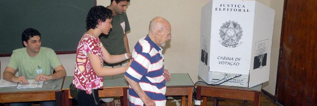 De acordo com o Tribunal Superior Eleitoral (TSE), dos 12 milhões de eleitores do Rio de Janeiro, cerca de 1,1 milhão são idosos