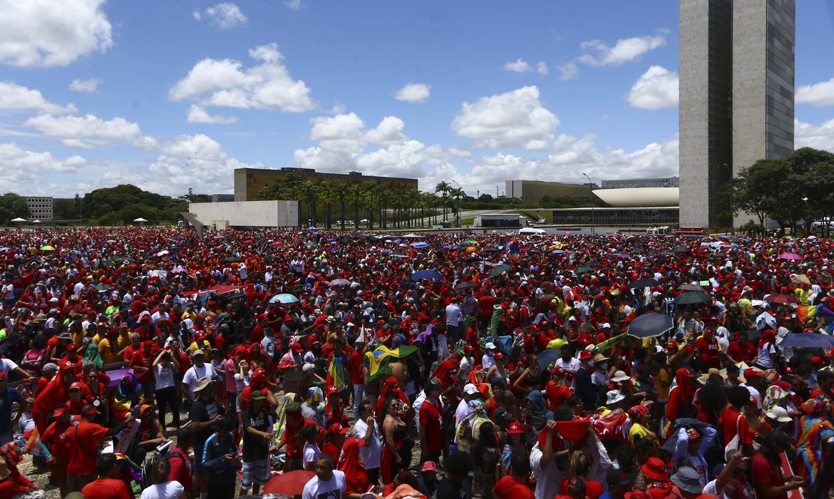 Apoiadores do presidente eleito do Brasil, Luiz Inácio Lula da Silva, se reúnem antes da cerimônia de posse, em Brasília