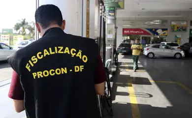  O Procon do Distrito Federal está notificando, os postos de combustíveis do DF que estejam comercializando o litro da gasolina acima de R$ 4,22.