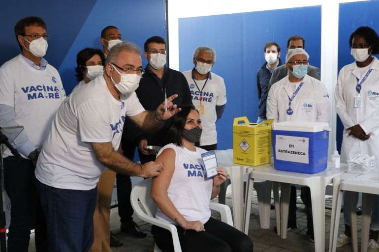 O ministro da Saúde, Marcelo Queiroga, participa de vacinação em massa contra a covid-19 de moradores do Complexo da Maré.