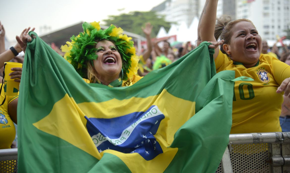 Torcedores vibram e Copacabana vira festa com vitória do Brasil