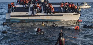 Sírios e iraquianos chegam na Grécia