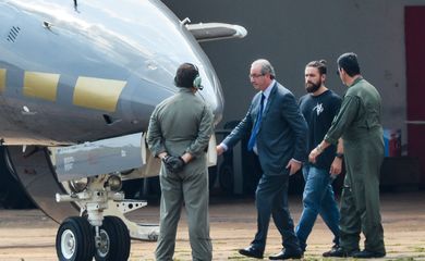 Brasília - O ex-presidente da Câmara dos Deputados, Eduardo Cunha, embarca para Curitiba após ser preso pela Polícia Federal. (Wilson Dias/Agência Brasil)