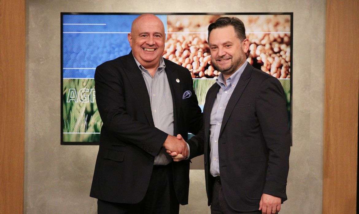 O presidente da EBC, Glen Valente, e o presidente do Canal Rural, Julio Cargnino, participam da reunião de formalização da assinatura do acordo entre a Empresa Brasil de Comunicação - EBC e o Canal Rural.