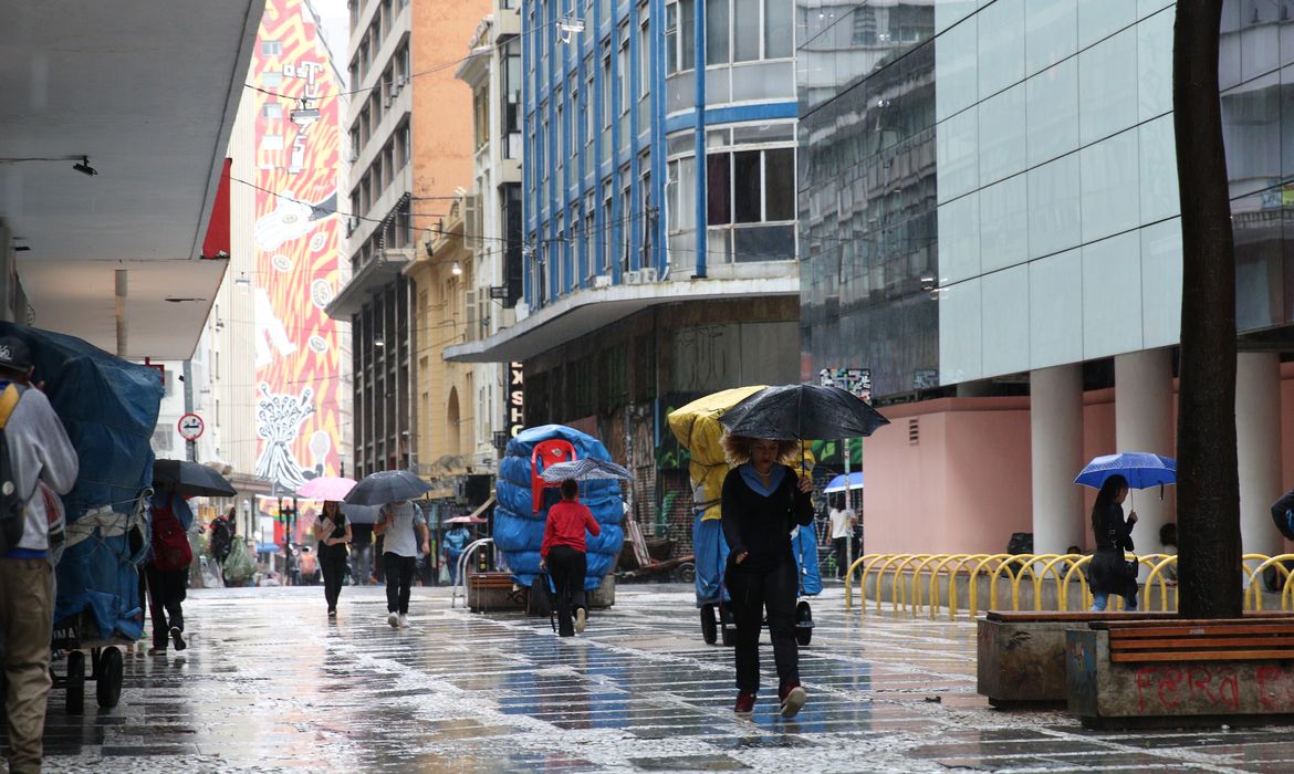 Pedestres em manhã chuvosa no centro de São Paulo.