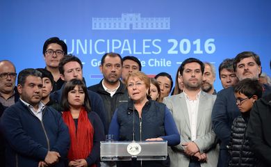 A presidente do Chile, Michelle Bachelet, discursa no Palácio da Moeda, em Santiago, após as eleições municipais de domingo