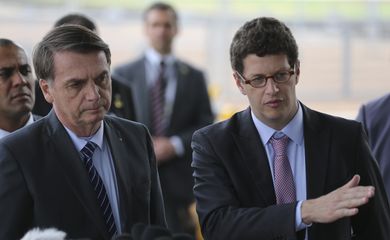 O presidente Jair Bolsonaro e o ministro do Meio Ambiente, Ricardo Salles, falam à imprensa  na entrada do Palácio da Alvorada.