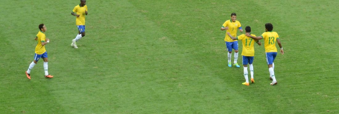 O volante Luiz Gustavo arriscou um chute de fora da área e marcou um golaço contra a Austrália
