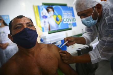 Marcelo Camargo/Agência Brasil Vacinação na aldeia indígena Umariaçu, próximo a Tabatinga, Amazonas.