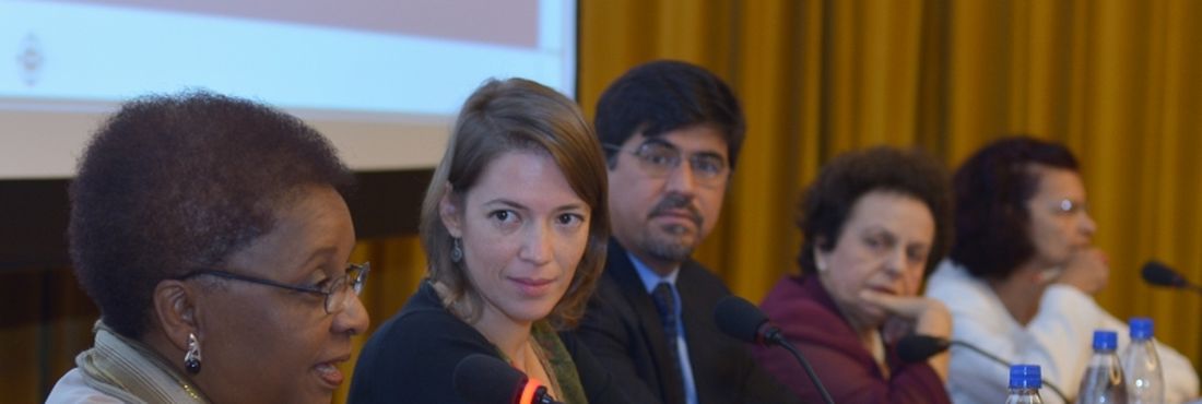 As ministras da Igualdade Racial, Luiza Bairros, e de Políticas para Mulheres, Eleonora Meniccuci, assinam protocolo de enfrentamento ao Racismo Institucional e Desigualdade de Gênero.
