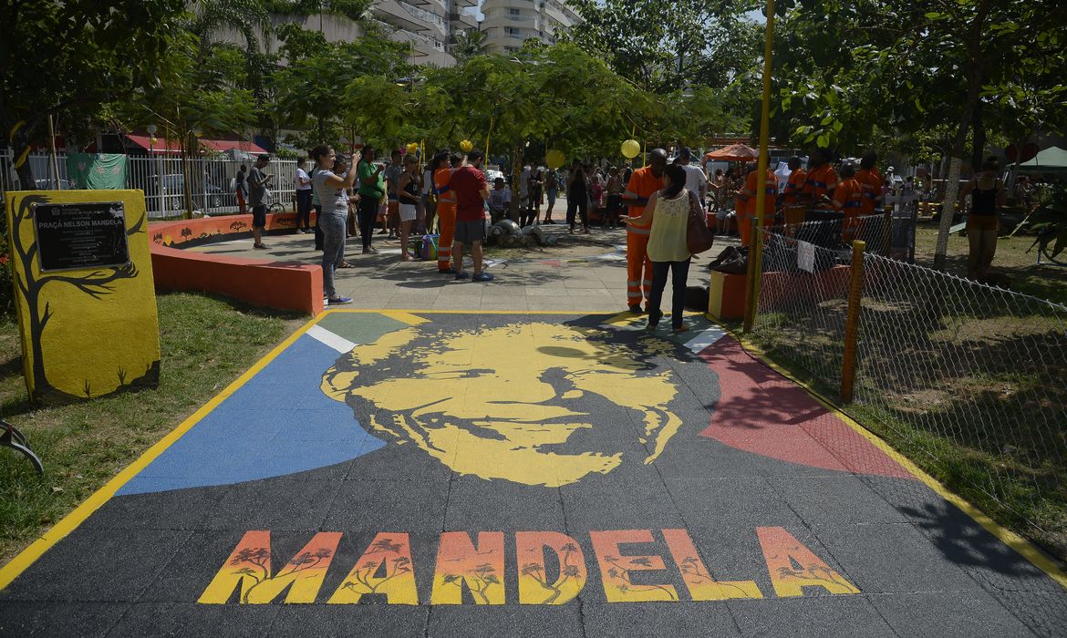  Moradores de Botafogo e funcionários da Comlurb na entrega da revitalização da Praça Nelson Mandela, com nova pintura em alusão à Àfrica do Sul.
