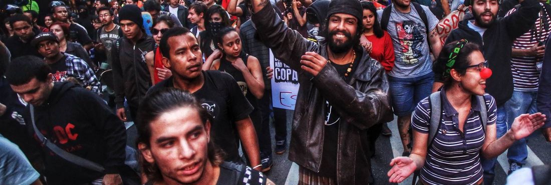 Contra a repressão, pelo direito a greve, manifestação e pela readimissão dos 42 metroviários grevistas, centenas de manifestantes percorrem a avenida mais popular da capital paulista