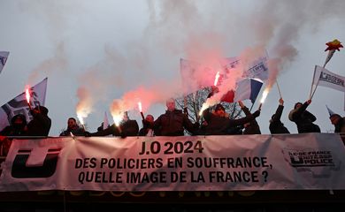Policiais protestam em Paris por melhores condições de trabalho antes de Olimpíada na capital francesa
10/01/2024 REUTERS/Stephanie Lecocq