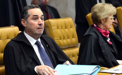 Brasília - Ministro Luís Roberto Barroso relata  recurso do presidente da Câmara, Eduardo Cunha, contra rito de impeachment da presidenta Dilma Rousseff, em sessão do STF para julgamento do processo (Antonio Cruz/Agência Brasil)