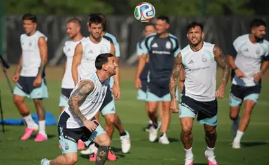 Lionel Messi, Leandro Paredes e companheiros da seleção argentina durante o treino no Centro de Treinamento do Sporting KC, Kansas City, EUA 
24 de junho de 2026  
IMAGN IMAGES via Reuters/Denny Medley