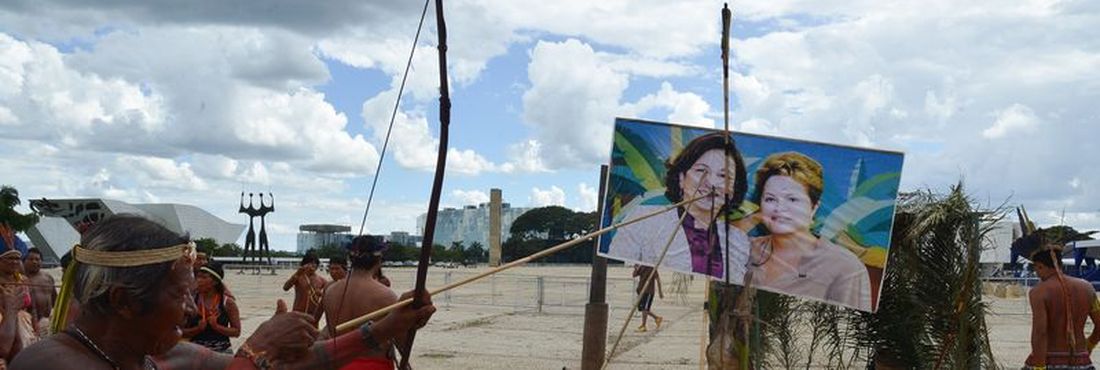 Indígenas protestam contra Kátia Abreu